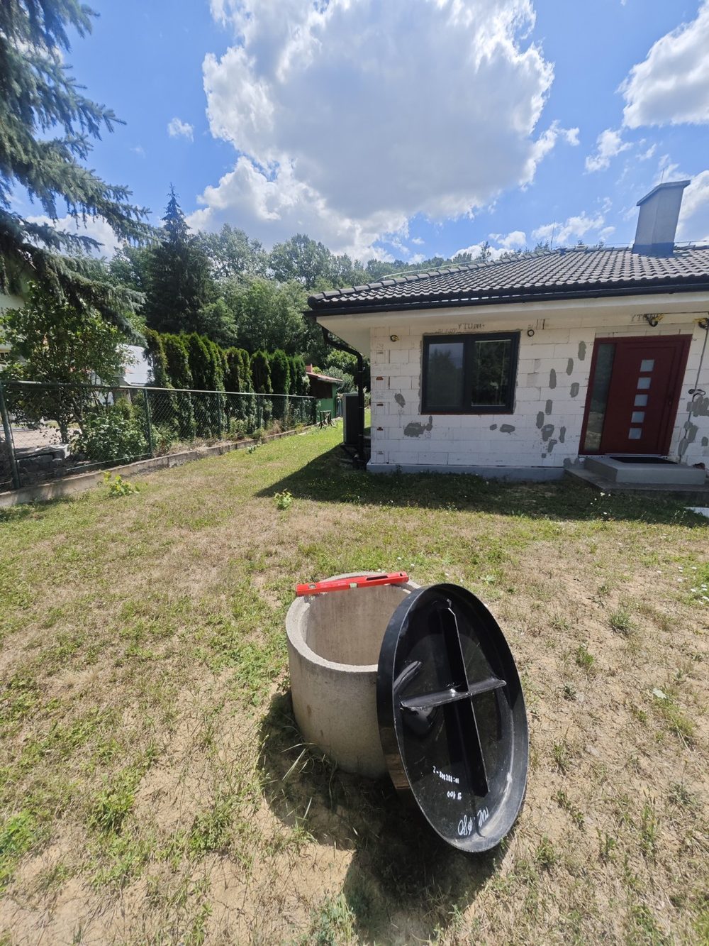 Realizácia skúšky tesnosti betónovej žumpy pri rodinnom dome
